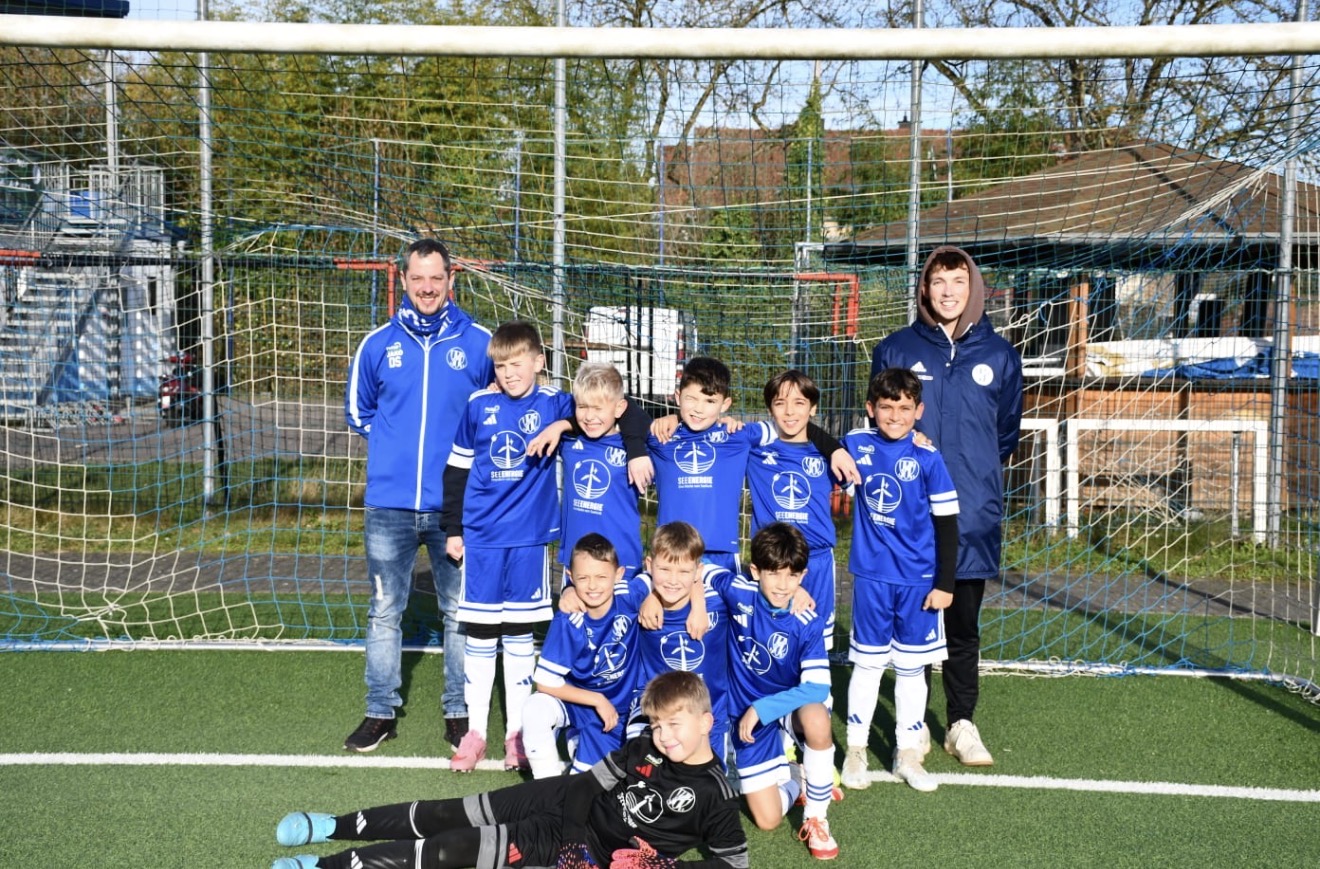Jugendmannschaft des FC Brotdorf auf dem Sportplatz