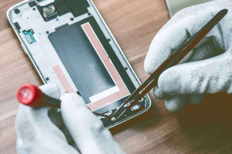 Smartphone-Reparatur bei SEEFUNK: Display wird mit Pinzette getauscht