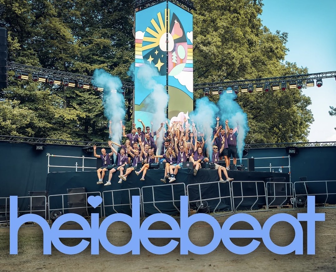 Team des Heidebeat Festivals auf der Bühne mit Heidebeat-Schriftzug