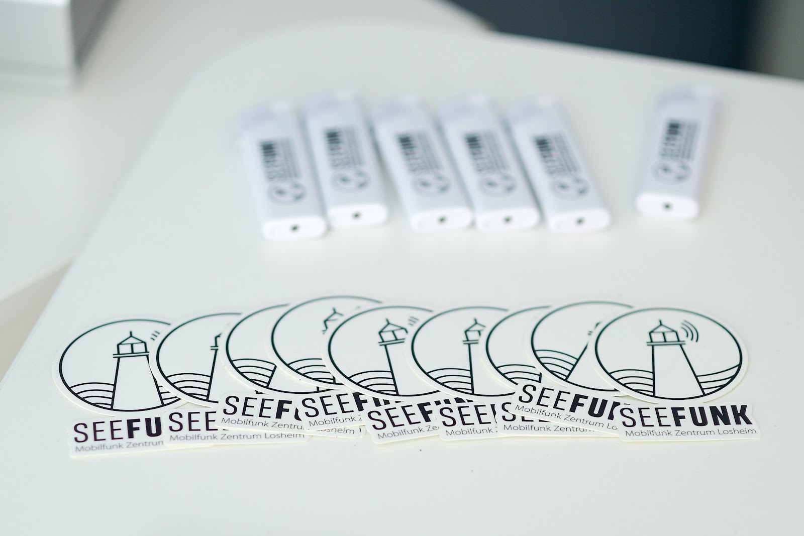 SEEFUNK Aufkleber und USB-Sticks auf einem Tisch