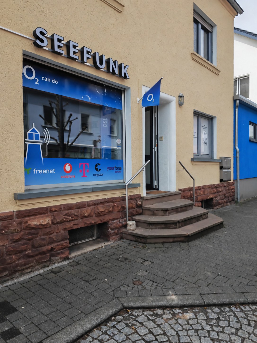 Eingang und Schaufenster des SEEFUNK Mobilfunk Ladens in Losheim am See